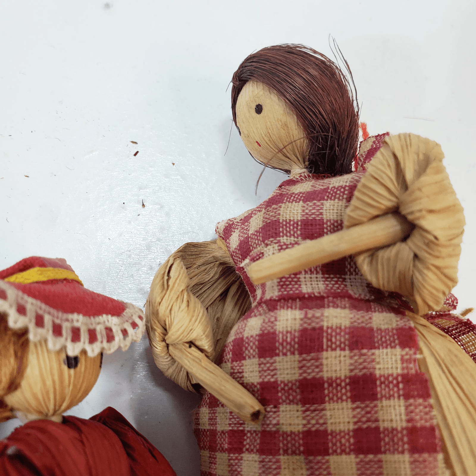 Vtg Lot of 3 Handcrafted Corn Husk Dolls Girls Dresses w/ Hat Hair Plaid Apron - Thumbnail 8