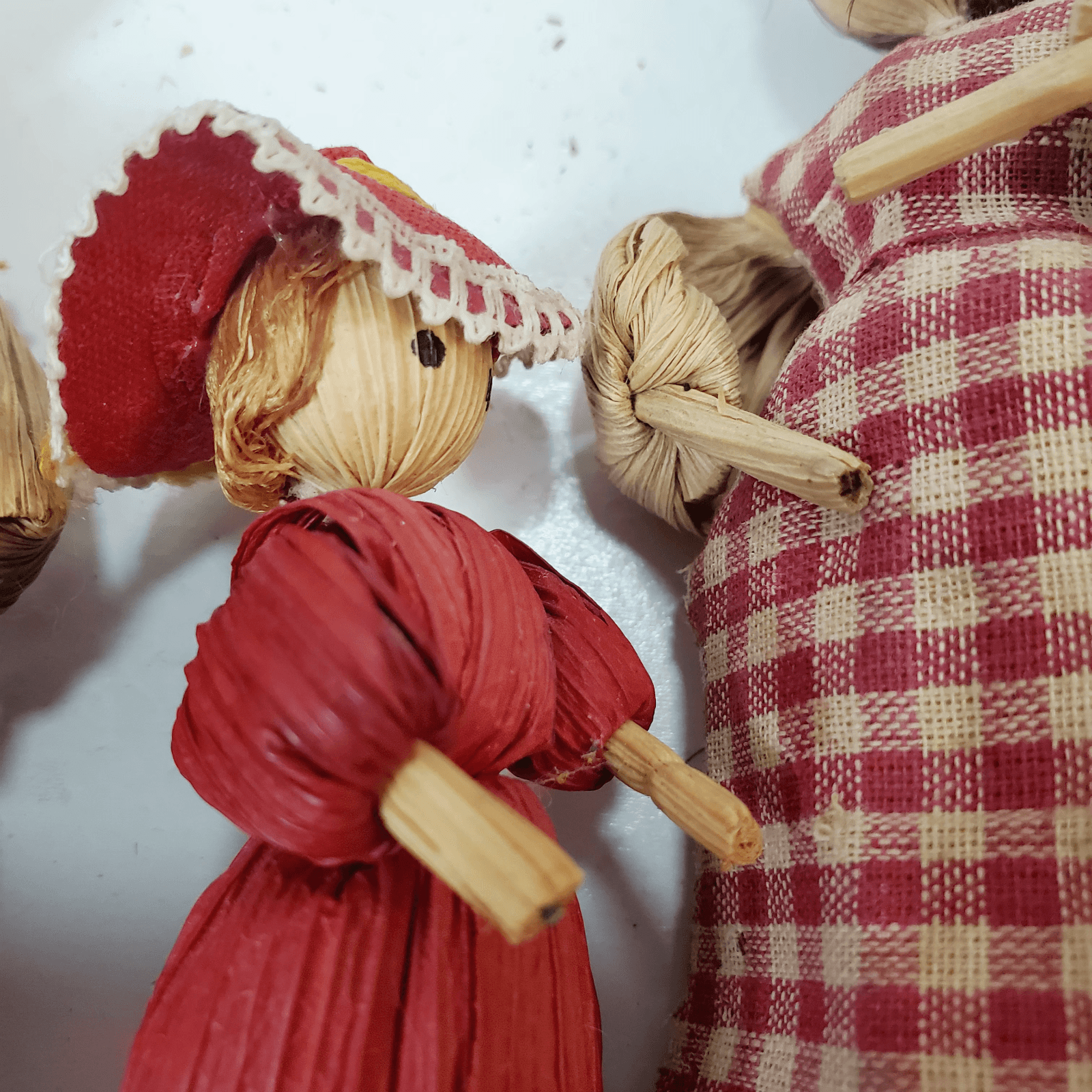 Vtg Lot of 3 Handcrafted Corn Husk Dolls Girls Dresses w/ Hat Hair Plaid Apron - Thumbnail 7