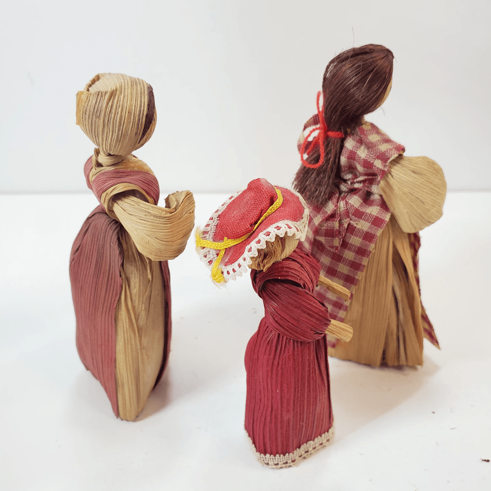 Vtg Lot of 3 Handcrafted Corn Husk Dolls Girls Dresses w/ Hat Hair Plaid Apron - Thumbnail 2