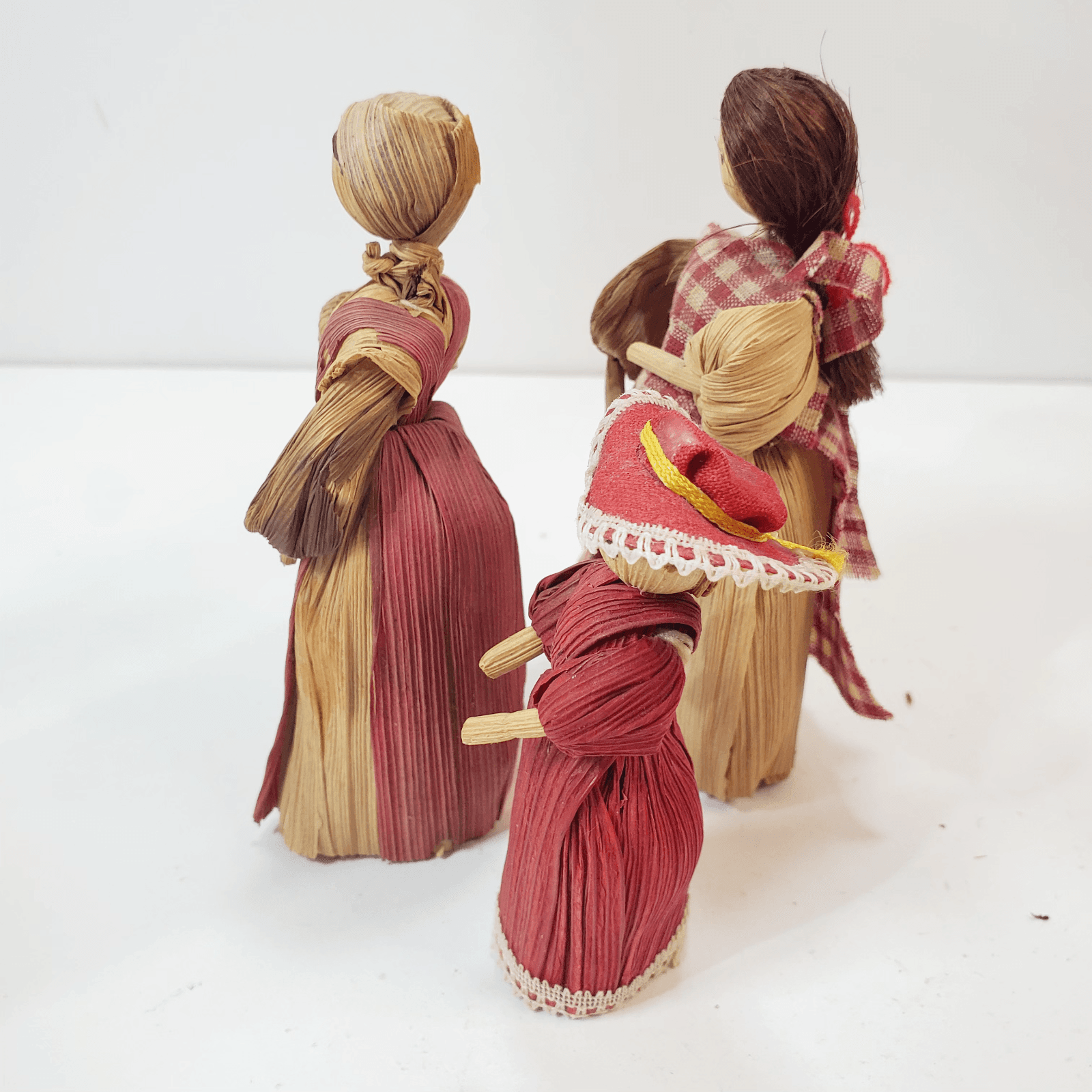 Vtg Lot of 3 Handcrafted Corn Husk Dolls Girls Dresses w/ Hat Hair Plaid Apron - Thumbnail 4