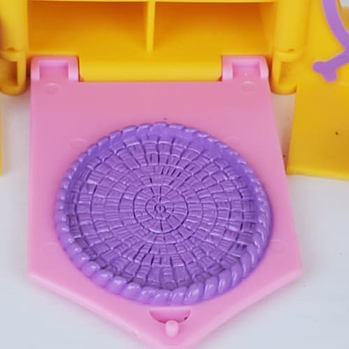 Polly Pocket Folding Fold Out Dog House 2 Dogs w/Outfits and Bowls - Thumbnail 4