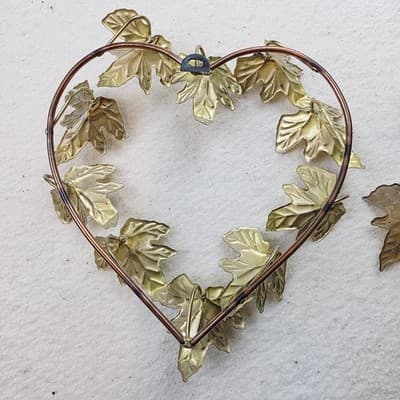 Vintage 2 pc Brass Ivy Leaf Heart Wreath Hanging Wall Plaque and Spray of Leaves - Thumbnail 4