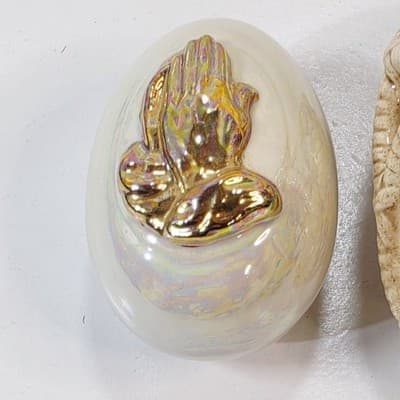Vintage Hobbyist Pearlized Ceramic Jesus Praying Hands Egg with Basket 3.75" - Thumbnail 4