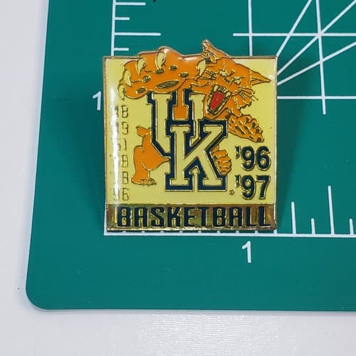 Vintage University Of Kentucky Wildcats Basketball 1996/97 Lapel Cap PIN - Thumbnail 3