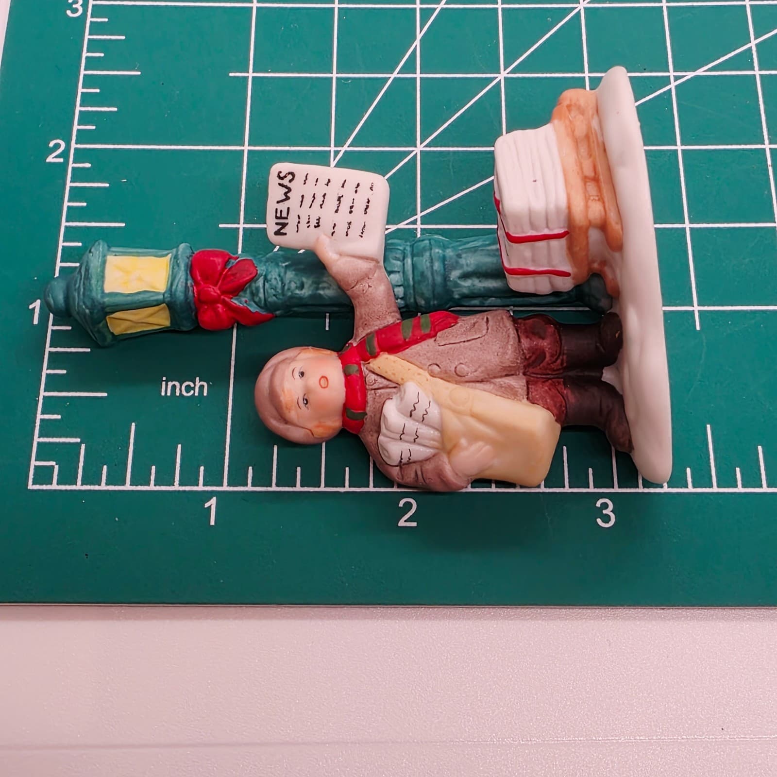 Vtg LEFTON Colonial Village News Paper Boy Lamp Post Christmas Figurine #06740 - Thumbnail 6