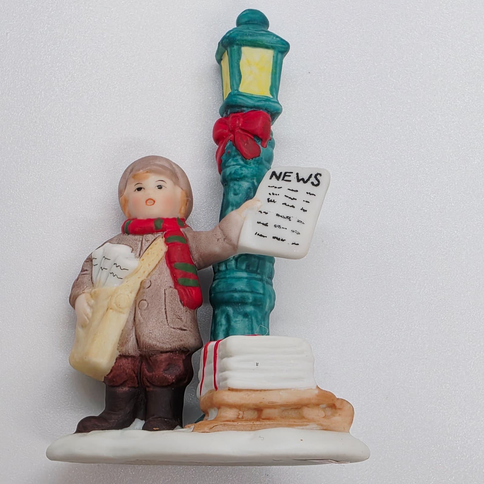 Vtg LEFTON Colonial Village News Paper Boy Lamp Post Christmas Figurine #06740 - Thumbnail 4