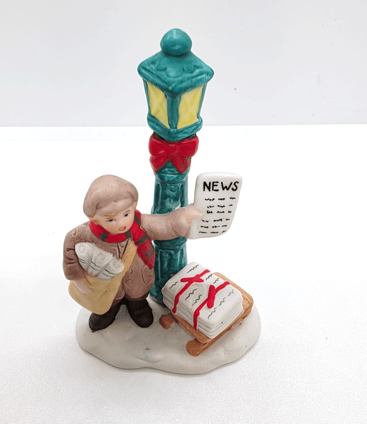 Vtg LEFTON Colonial Village News Paper Boy Lamp Post Christmas Figurine #06740