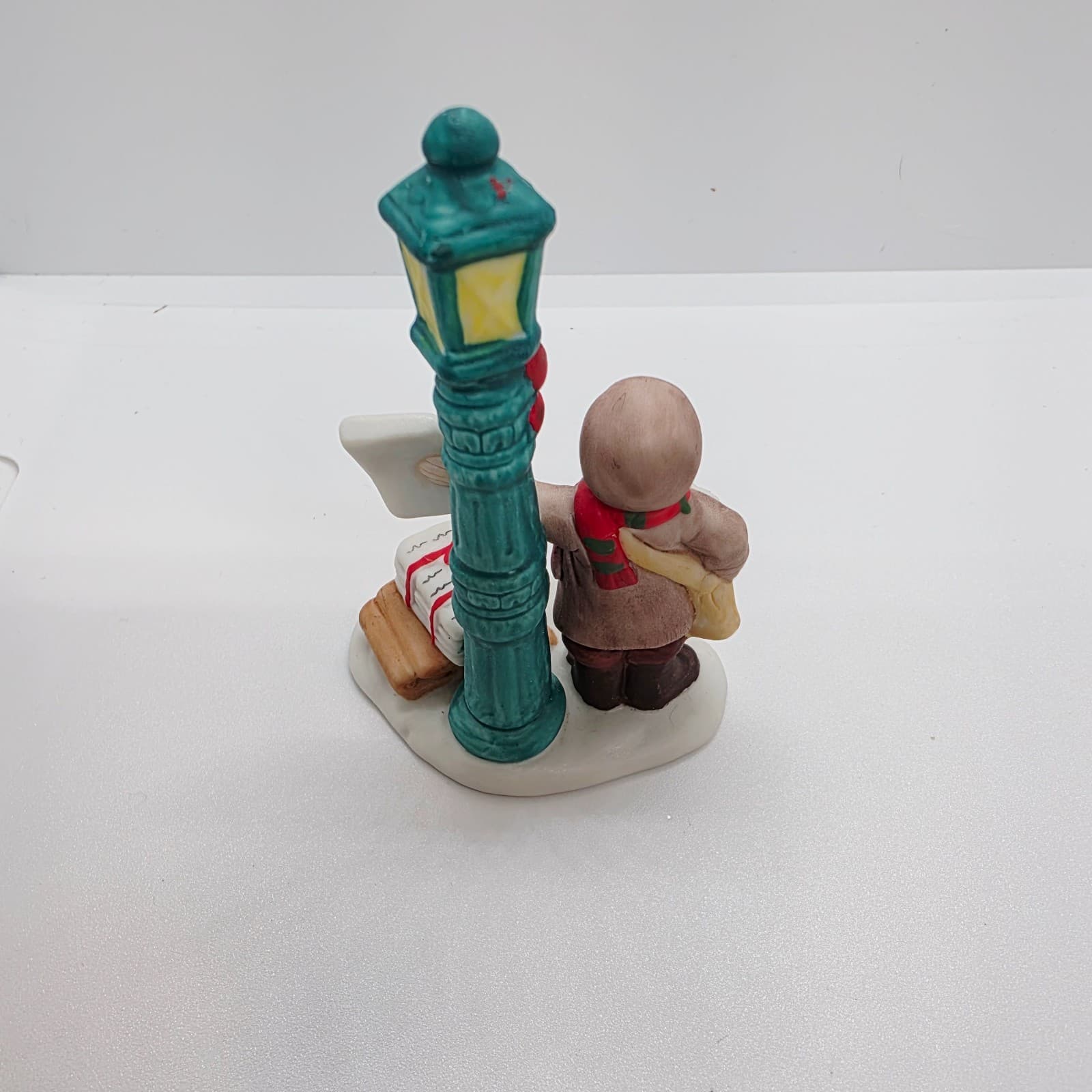Vtg LEFTON Colonial Village News Paper Boy Lamp Post Christmas Figurine #06740 - Thumbnail 2