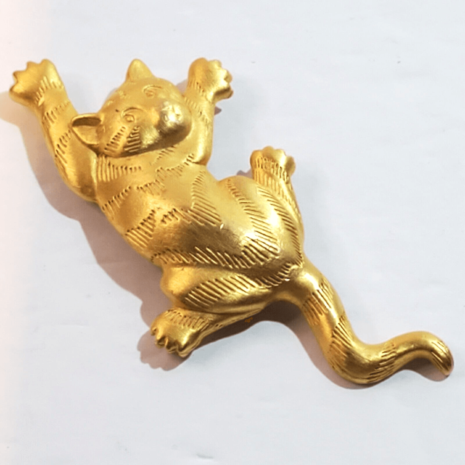 Vintage 1988 JJ Jonette Gold Tone Textured Metal Clawing Scared Cat Brooch Pin