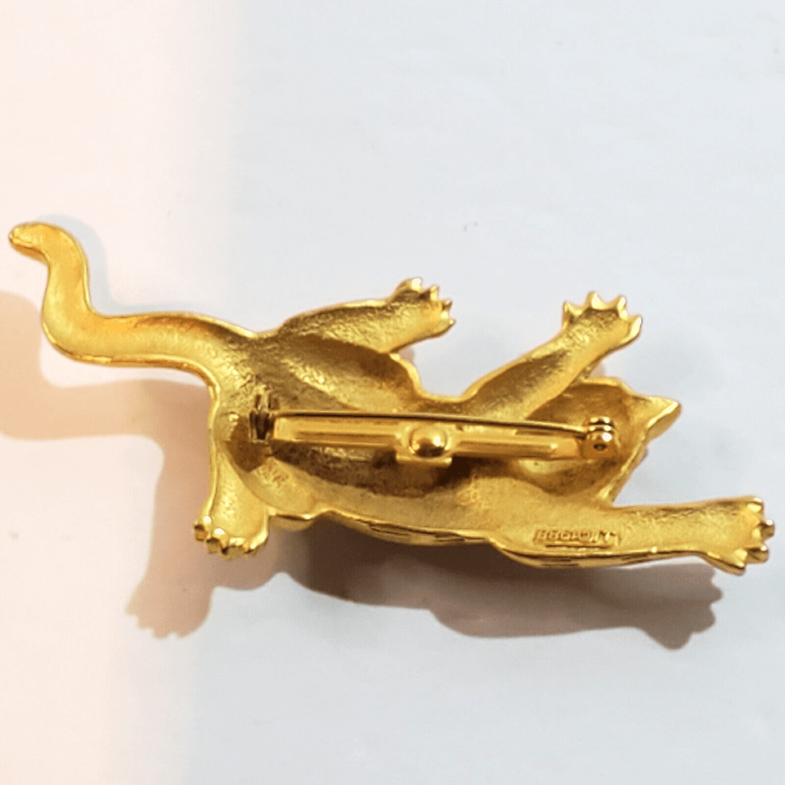 Vintage 1988 JJ Jonette Gold Tone Textured Metal Clawing Scared Cat Brooch Pin - Thumbnail 3