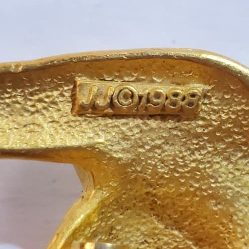 Vintage 1988 JJ Jonette Gold Tone Textured Metal Clawing Scared Cat Brooch Pin - Thumbnail 4