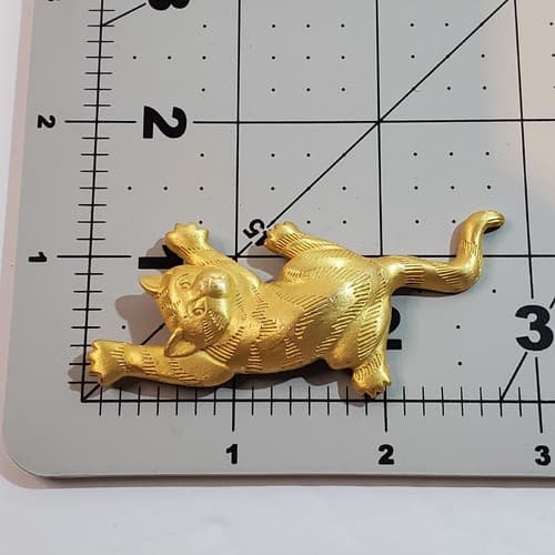 Vintage 1988 JJ Jonette Gold Tone Textured Metal Clawing Scared Cat Brooch Pin - Thumbnail 5
