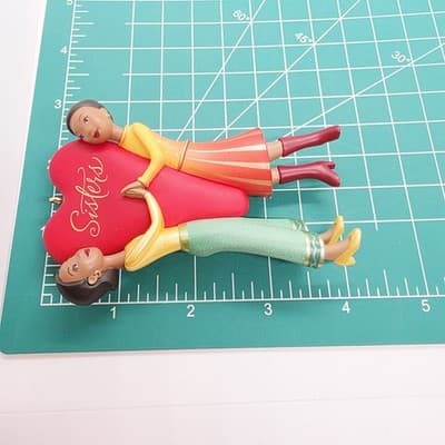 Vtg 2004 Hallmark "Sisters" Ornament No better Friend Than a Sister Heart - Thumbnail 5