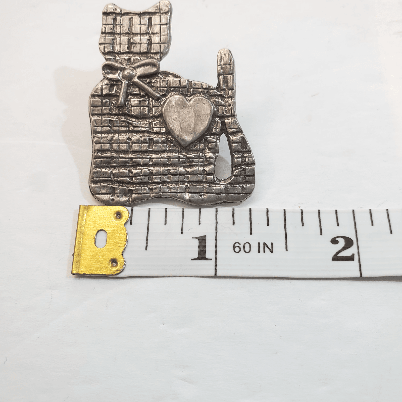 Vtg Pewter Tone Metal Cross Hatch Design Folk Art Cat w/ Heart Tack Lapel Pin - Thumbnail 4
