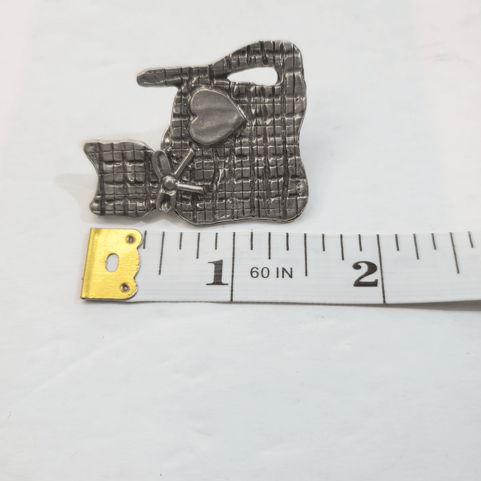 Vtg Pewter Tone Metal Cross Hatch Design Folk Art Cat w/ Heart Tack Lapel Pin - Thumbnail 3