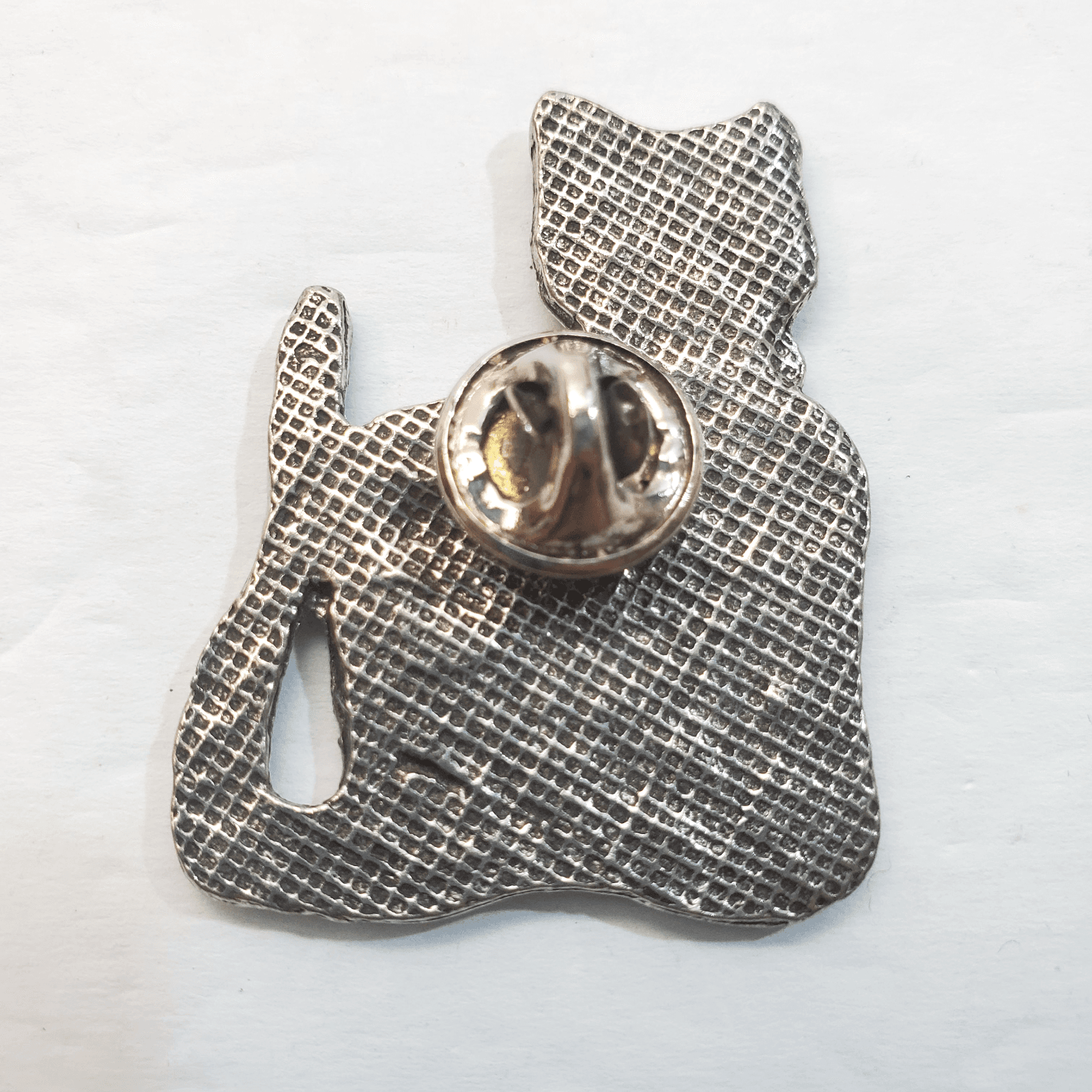 Vtg Pewter Tone Metal Cross Hatch Design Folk Art Cat w/ Heart Tack Lapel Pin - Thumbnail 2