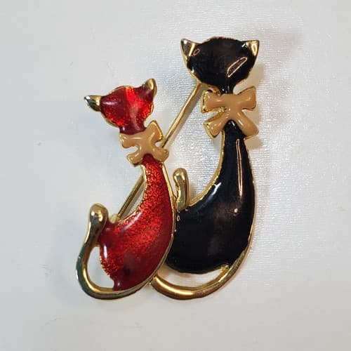 Vintage Gold Tone Red Black Enamel 2 Cats Sitting Bows Brooch Pin