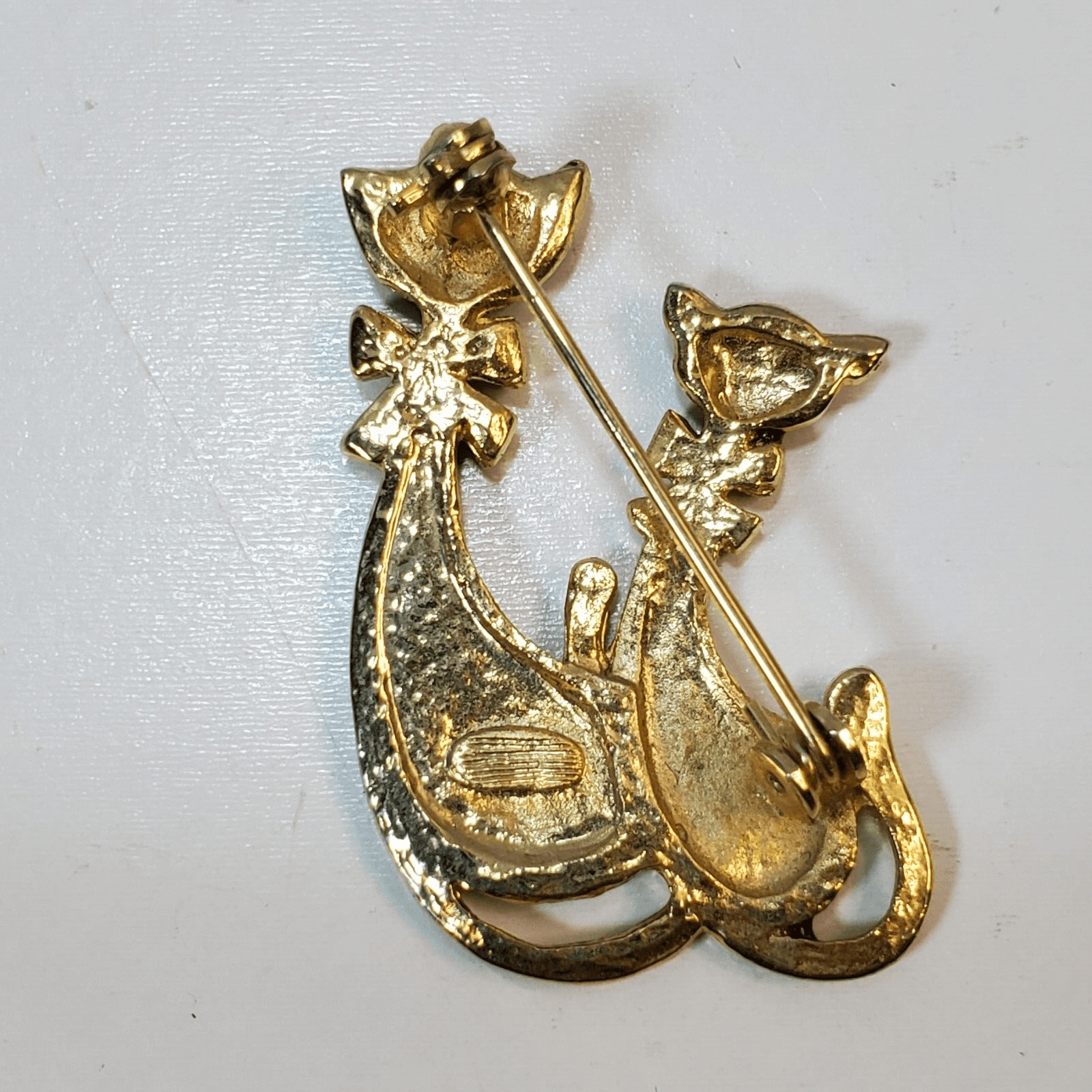 Vintage Gold Tone Red Black Enamel 2 Cats Sitting Bows Brooch Pin - Thumbnail 2