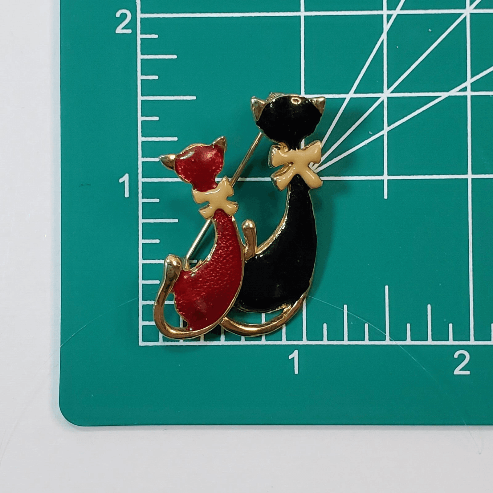 Vintage Gold Tone Red Black Enamel 2 Cats Sitting Bows Brooch Pin - Thumbnail 3