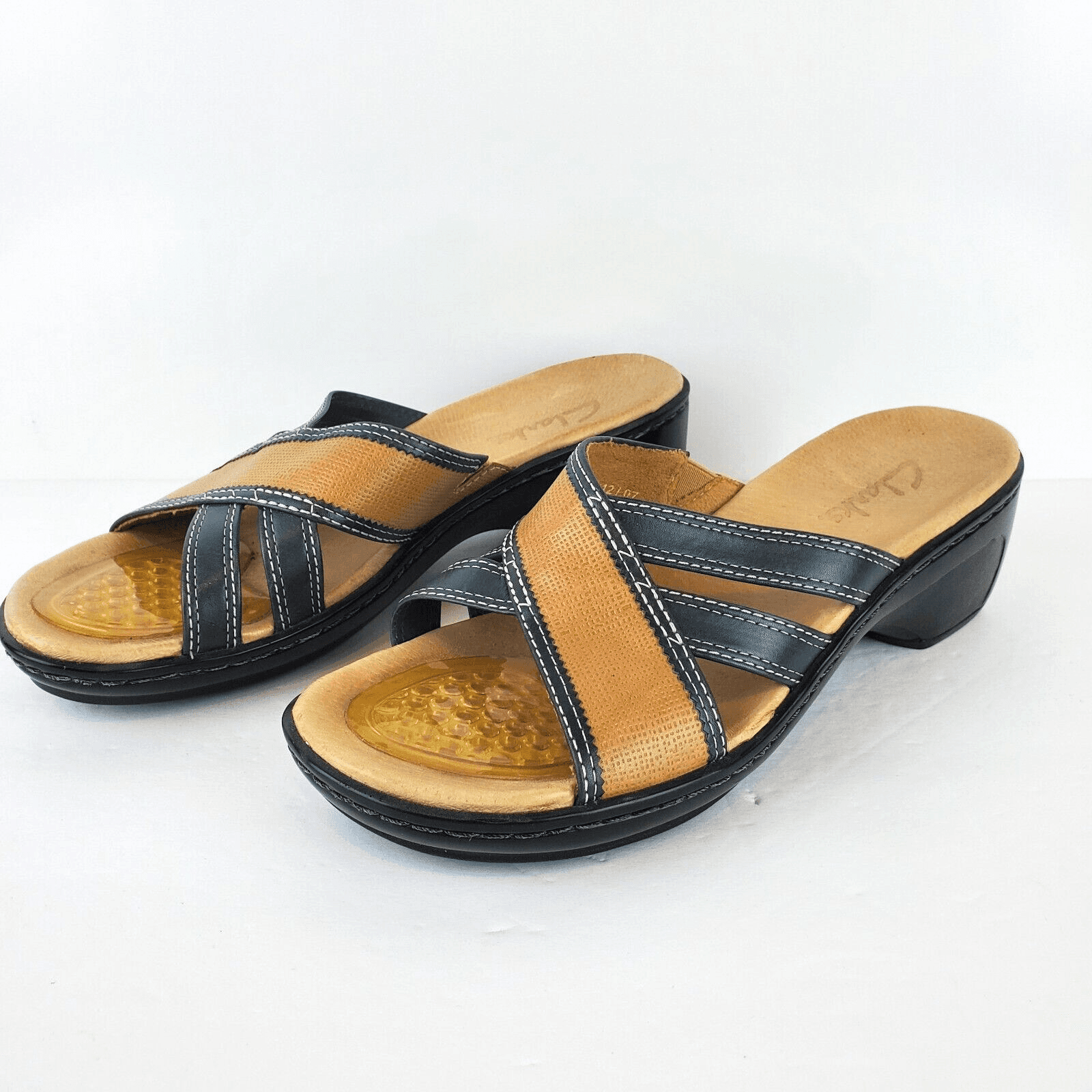 Clarks Black & Tan Leather Criss-Cross Slip-On Sandals Women's Size 8M - Thumbnail 3
