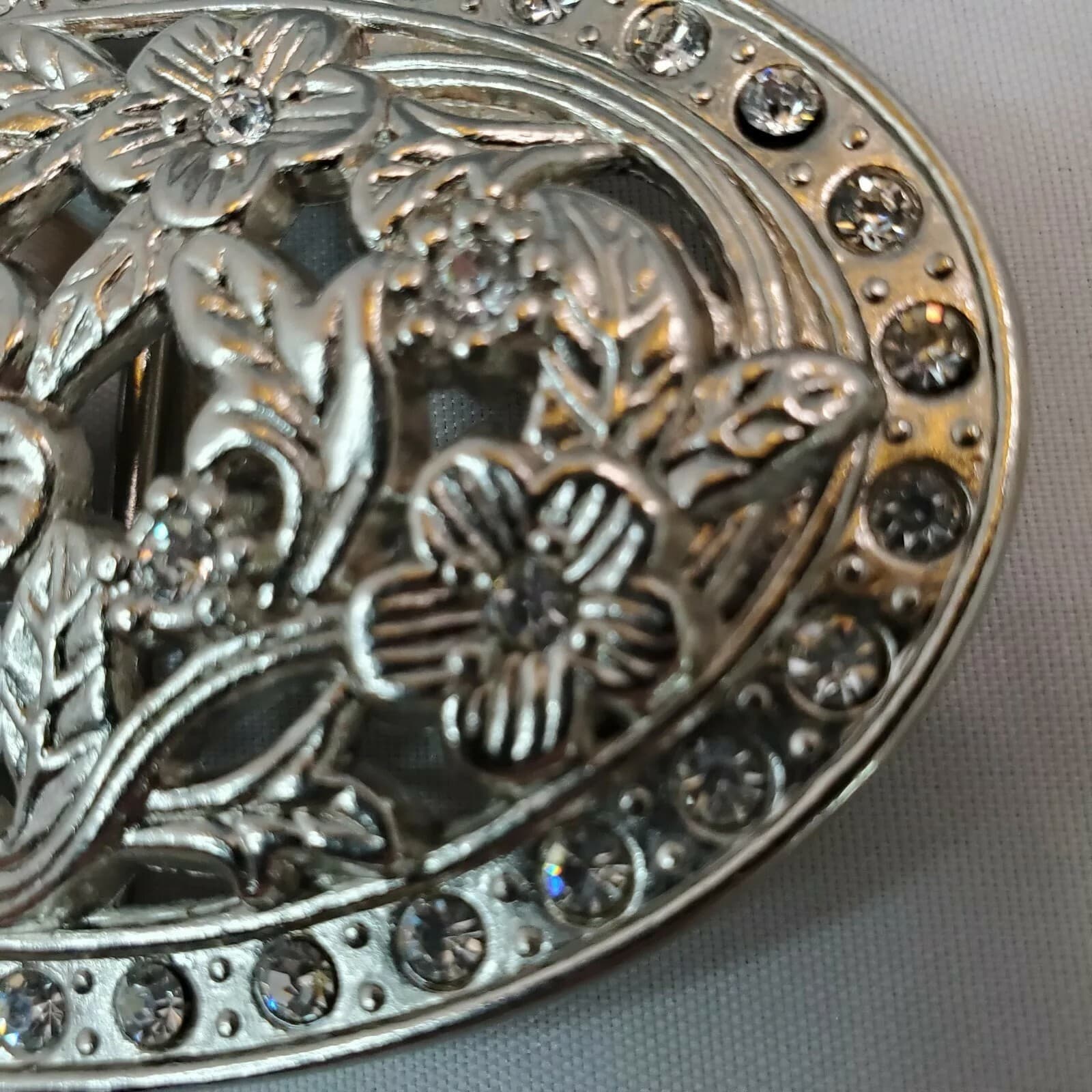 Oval Silver Tone Metalwork Belt Buckle Rhinestones Flowers Leaves Cutout Western - Thumbnail 3