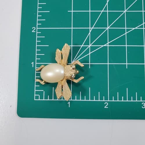 Vintage Textured Gold Tone Faux Pearl Cabochon Jelly Belly Insect Fly Brooch Pin - Thumbnail 4