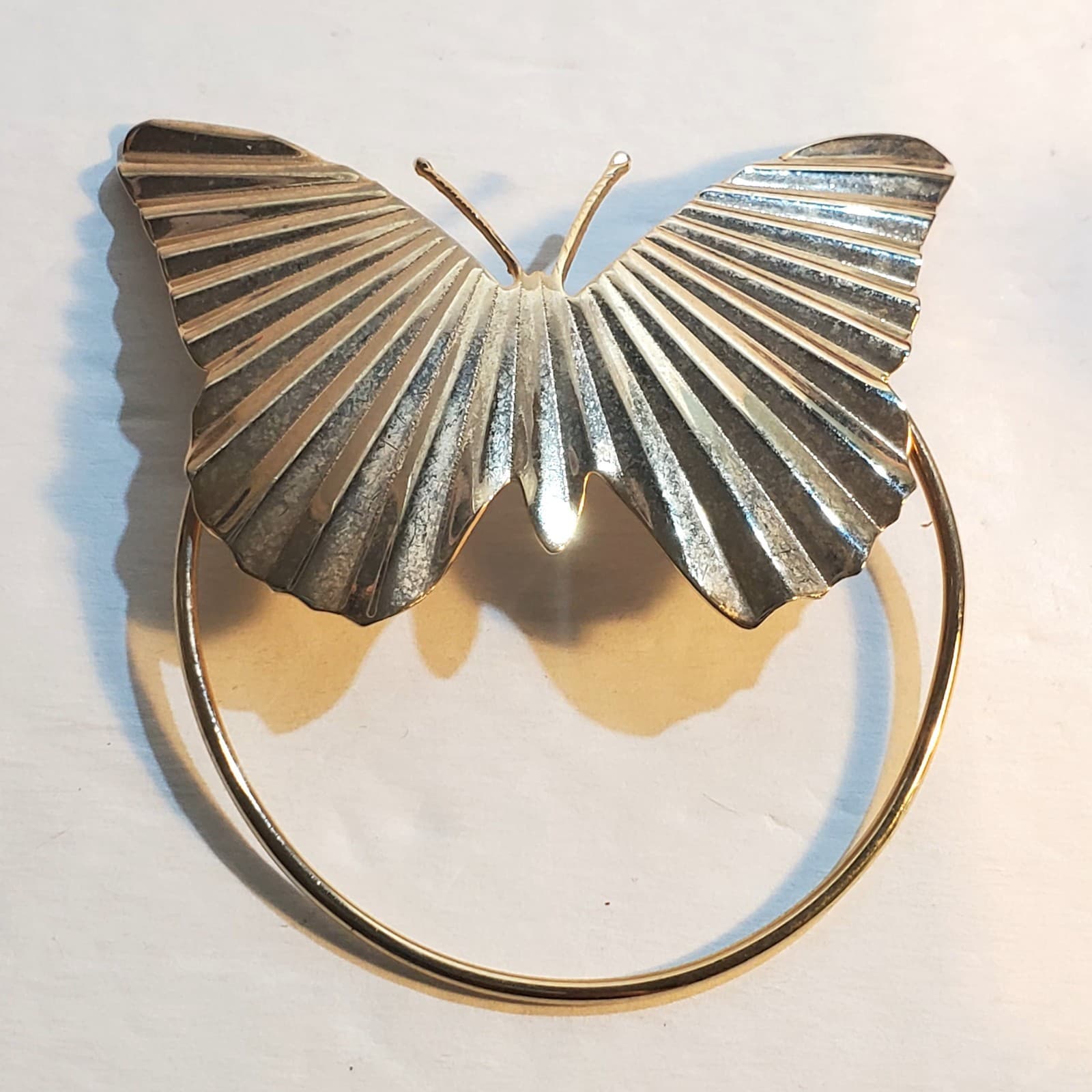 Vintage Large Gold Tone Pleated Metal Butterfly Scarf Hanger Holder Brooch Pin