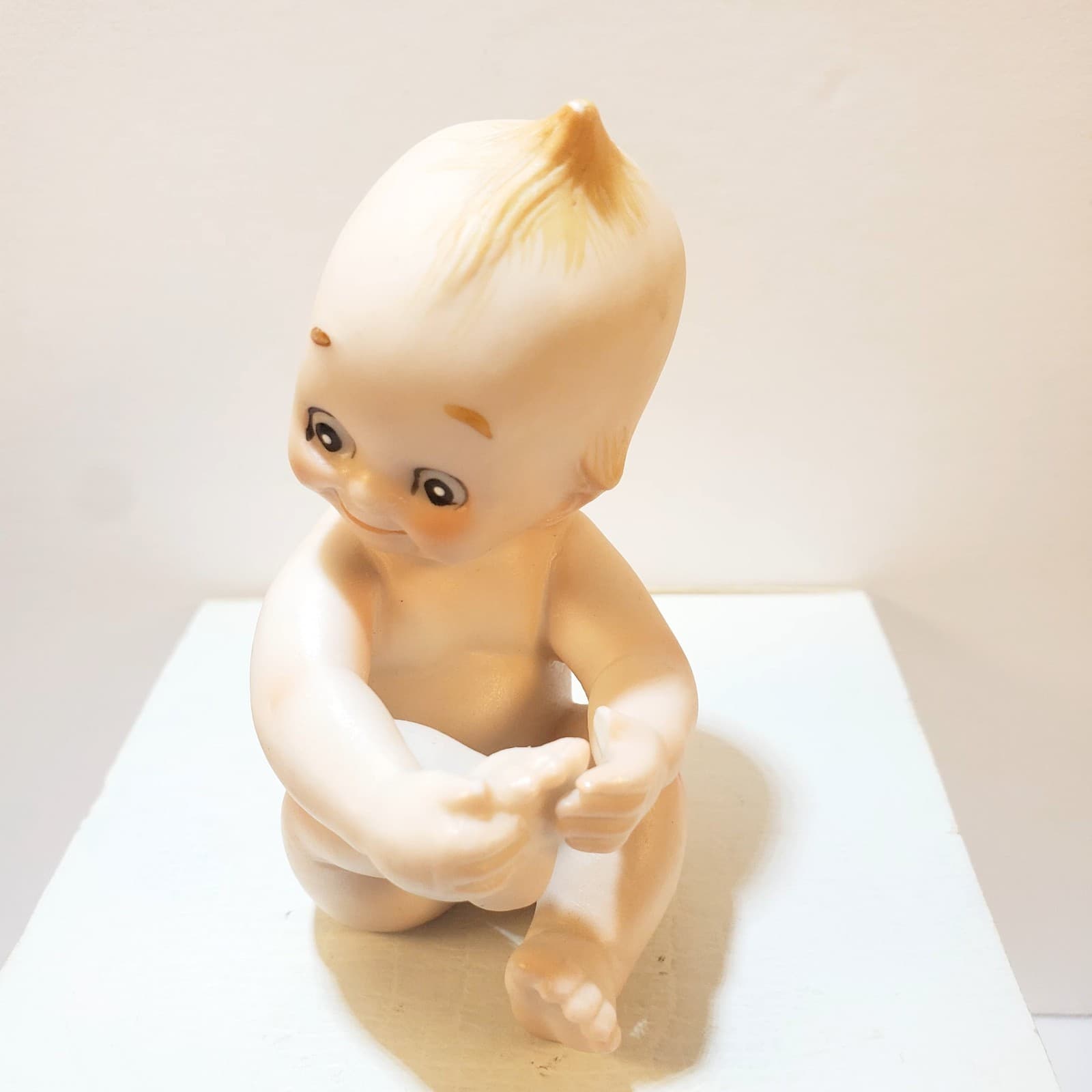 Vtg Kewpie Sitting Holding Foot Bisque Blue Wing Cherub Figurine Made In Japan - Thumbnail 4