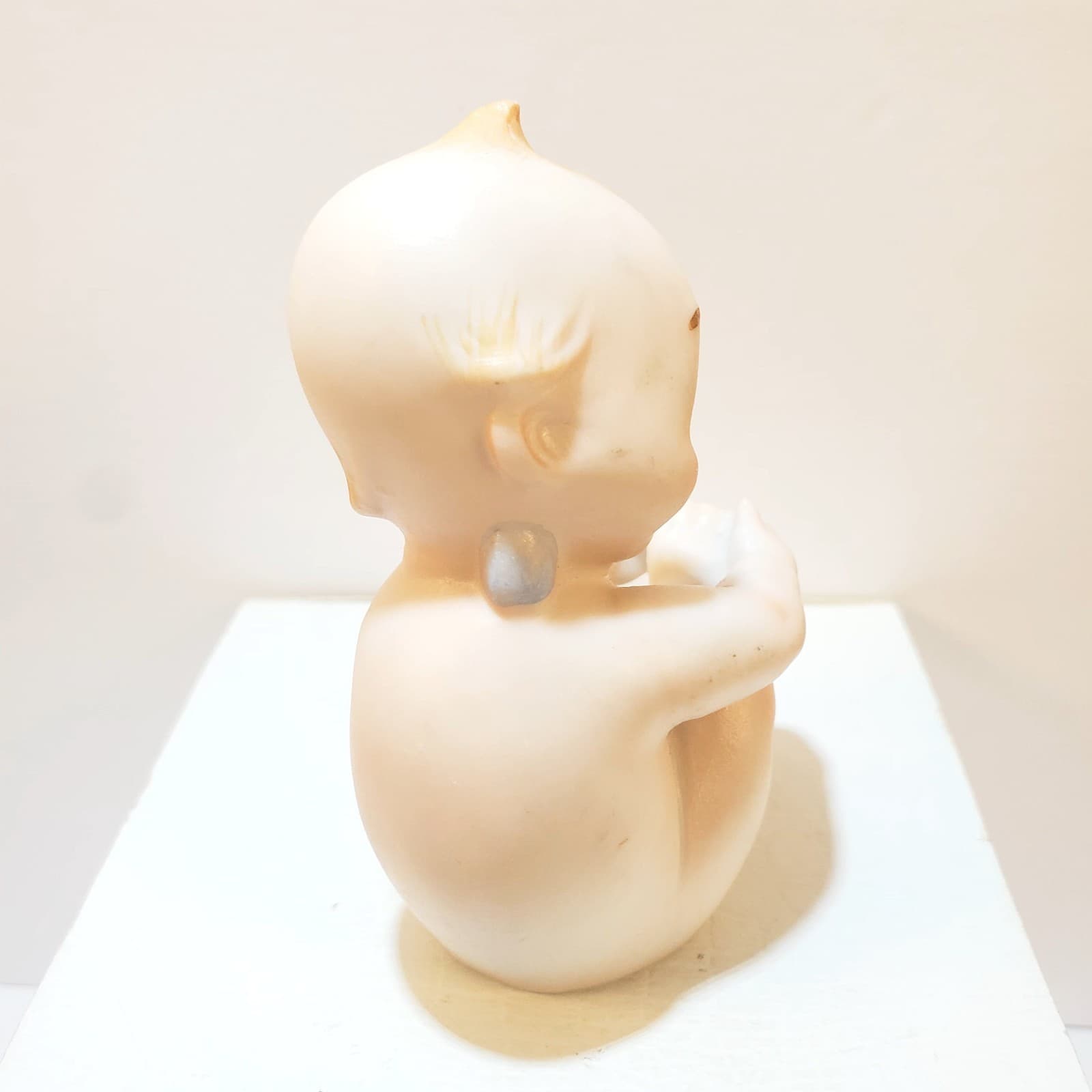 Vtg Kewpie Sitting Holding Foot Bisque Blue Wing Cherub Figurine Made In Japan - Thumbnail 2