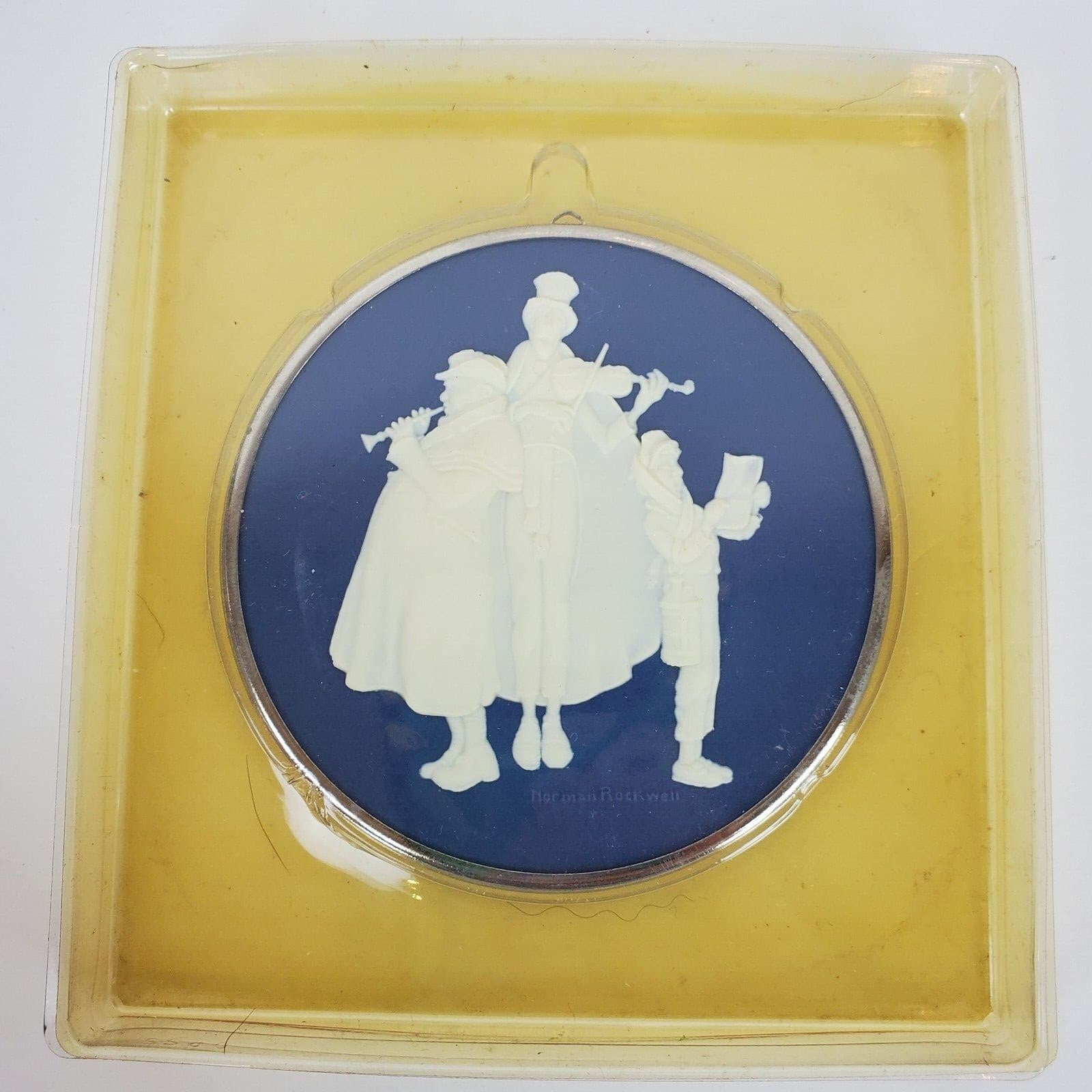 Vintage Hallmark Norman Rockwell Cameo Series Christmas Ornament 1981 Carolers - Thumbnail 3