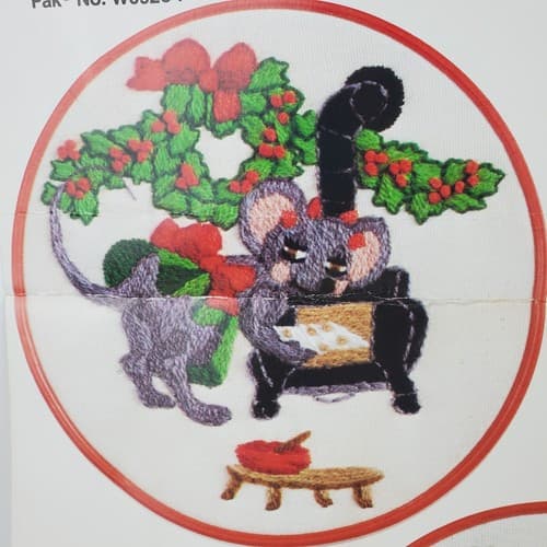Vintage Bernat Holiday Hoops Mrs. and Mr. Christmas Mouse Embroidery Needlepoint - Thumbnail 2