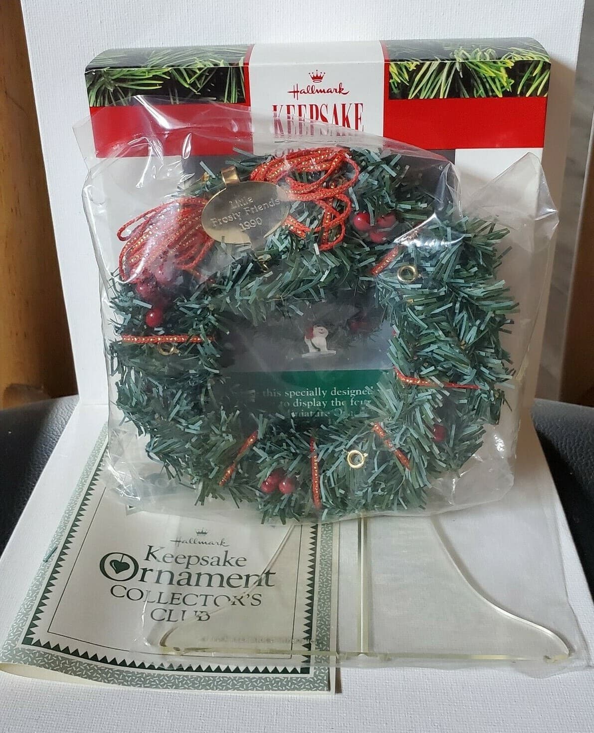 Hallmark Little Frosty Friends Display Wreath & Stand ORNAMENTS NOT INCLUDED
