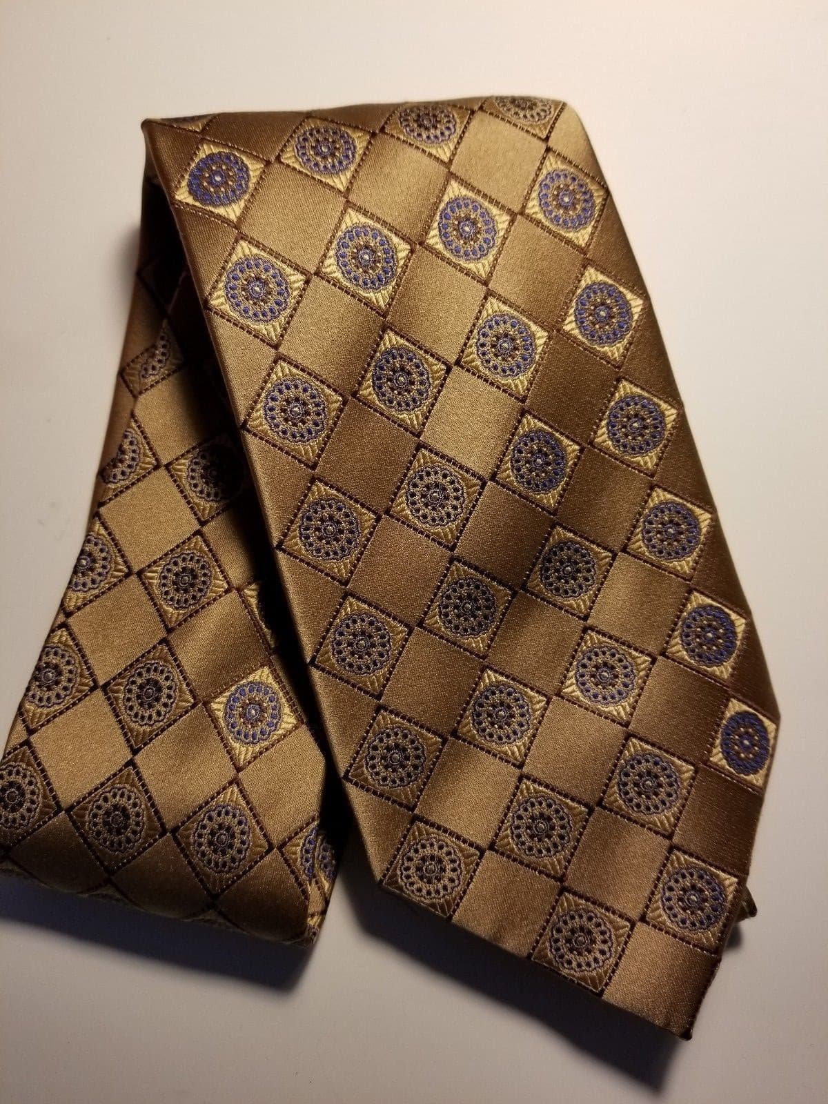 Impermeable by Weatherproof Men's 100% Silk Tie Gold Print