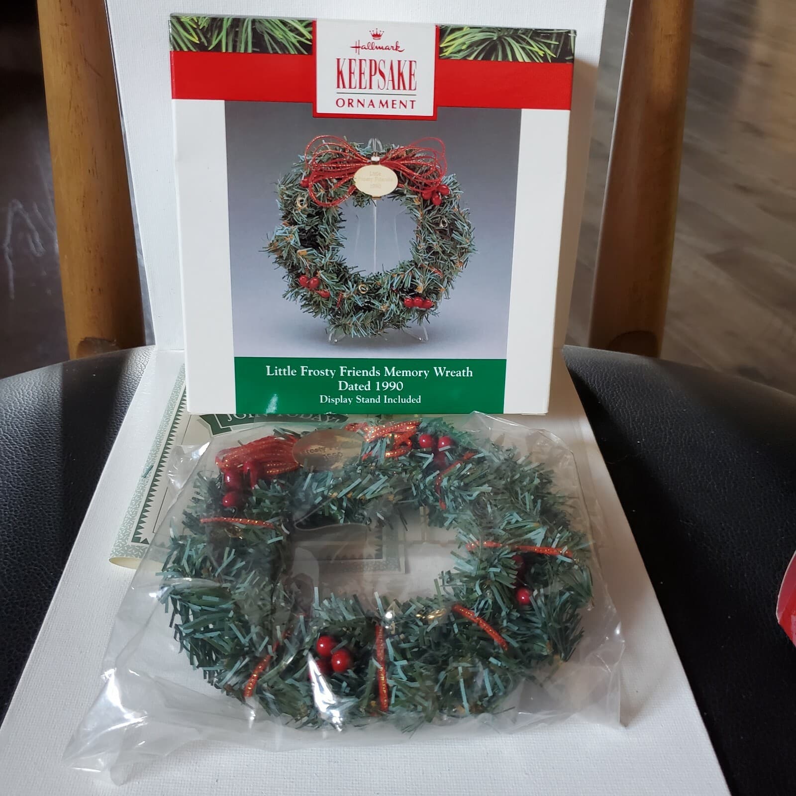 Hallmark Little Frosty Friends Display Wreath & Stand ORNAMENTS NOT INCLUDED - Thumbnail 8