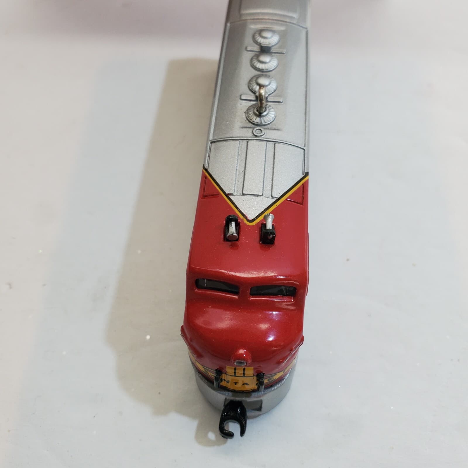 Hallmark 1997 Keepsake Christmas Ornament Santa Fe F3 Diesel Locomotive (1950) - Thumbnail 4