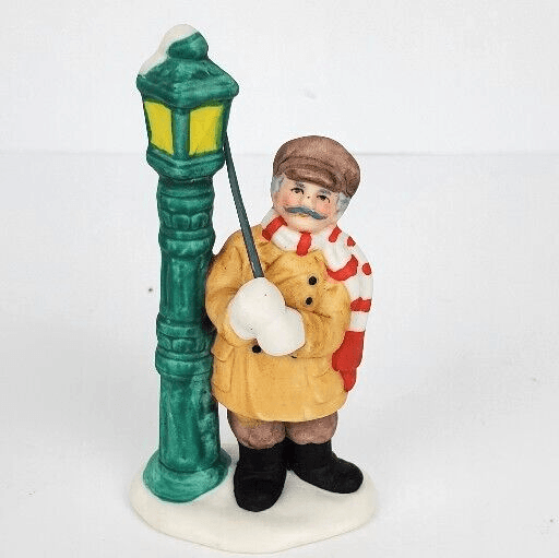 Vintage Lefton Colonial Village Figurine Man Lighting Gas Lamp 1988 06741