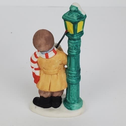 Vintage Lefton Colonial Village Figurine Man Lighting Gas Lamp 1988 06741 - Thumbnail 3