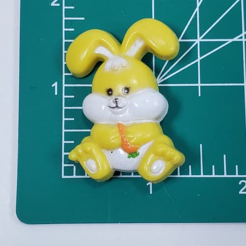 Vtg Plastic Resin Yellow Bunny Rabbit Holding Carrot Easter Spring Brooch Pin - Thumbnail 3