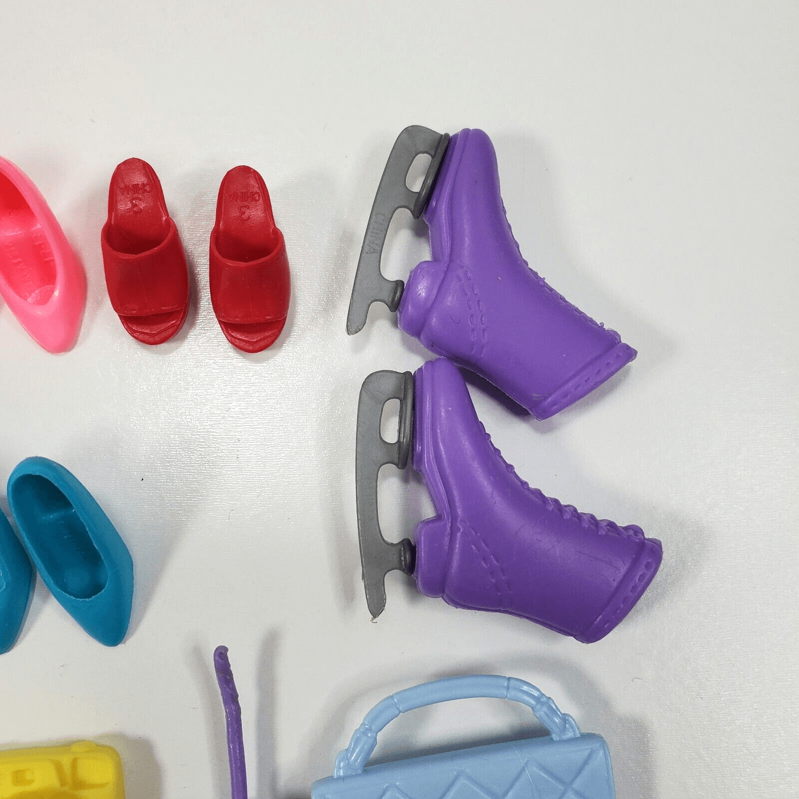 90's Barbie Doll & Friends Mixed Lot Of 10 Pairs Of Shoes & 6 Accessories #1400 - Thumbnail 5
