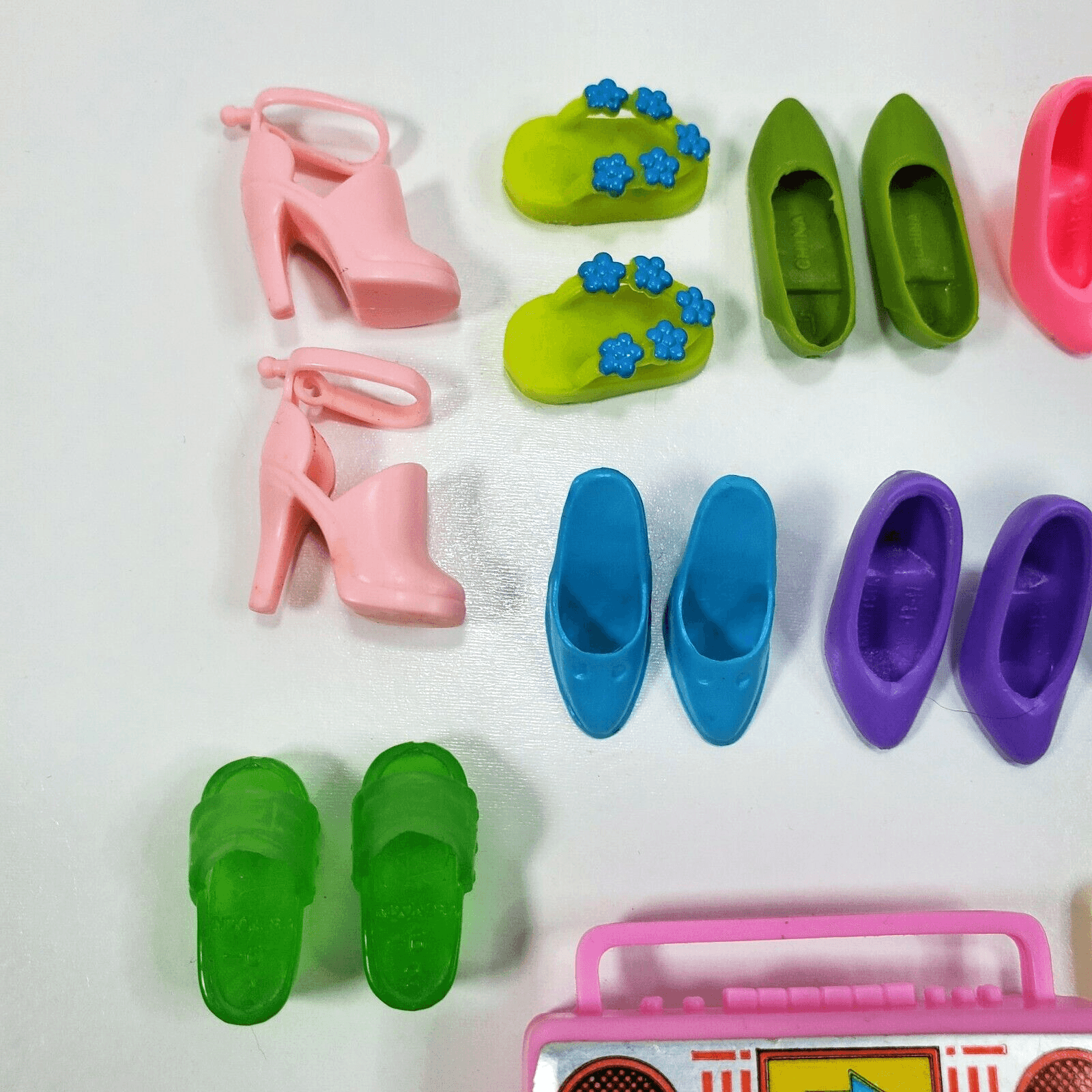 90's Barbie Doll & Friends Mixed Lot Of 10 Pairs Of Shoes & 6 Accessories #1400 - Thumbnail 2