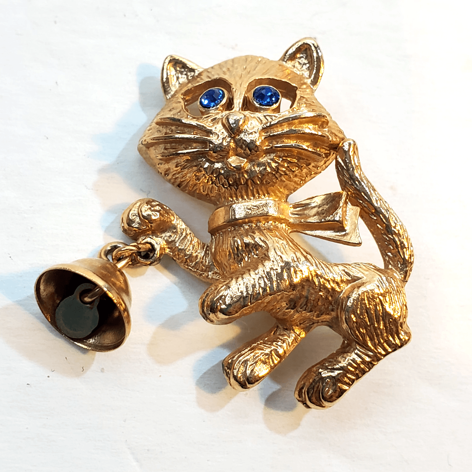 Vtg Avon Textured Gold Tone Blue Rhinestone Eyes Cat Kitten w/ Bell Brooch Pin