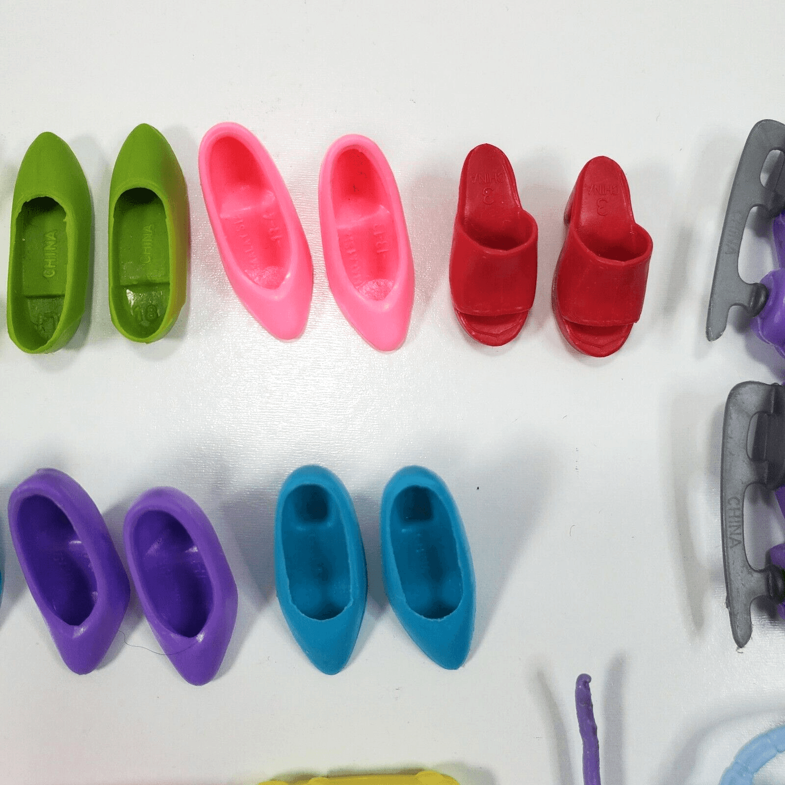 90's Barbie Doll & Friends Mixed Lot Of 10 Pairs Of Shoes & 6 Accessories #1400 - Thumbnail 6