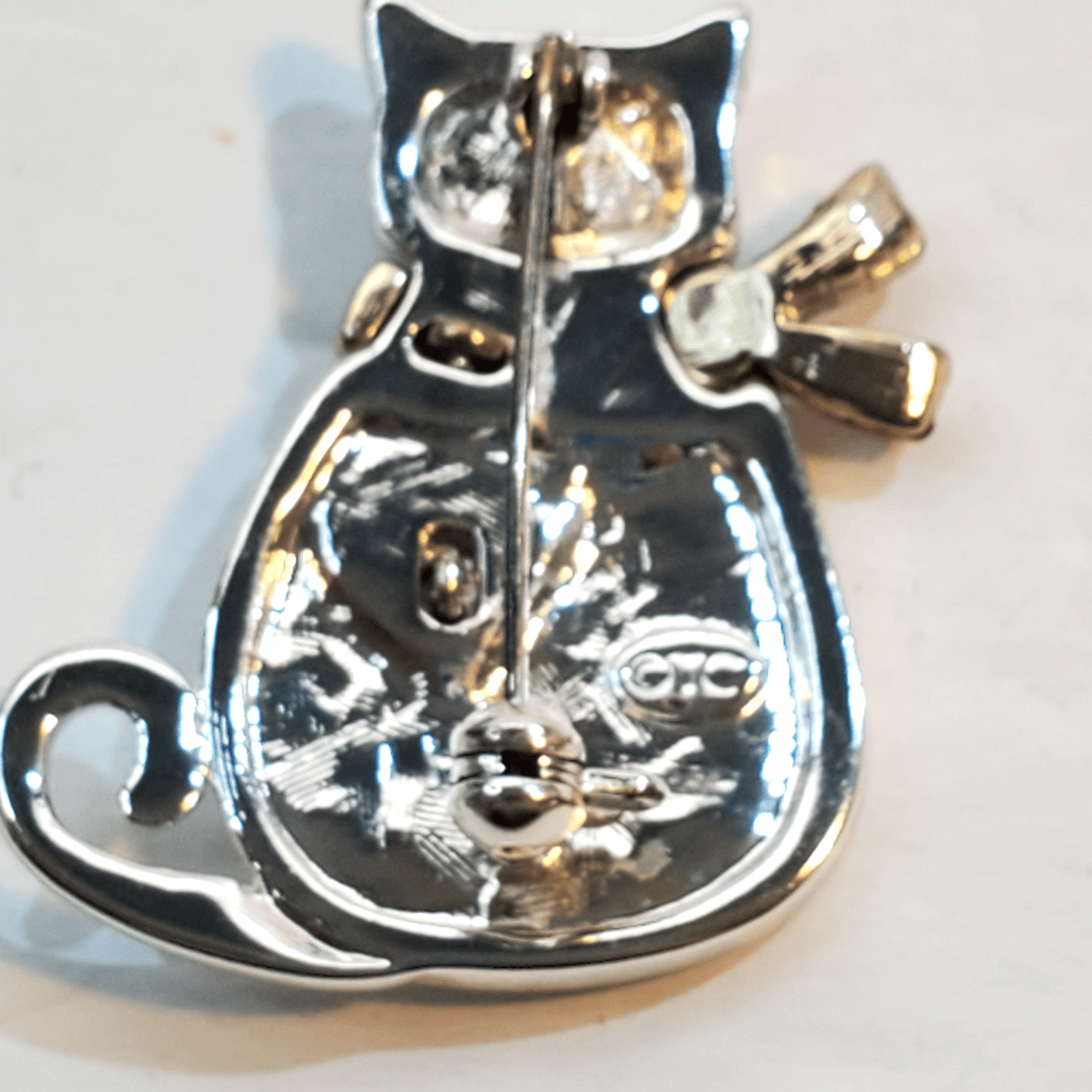 Vtg TC Signed Silver Tone and Enamel Cat Kitty Kitten w/ Scarf Brooch Pin Heart - Thumbnail 2