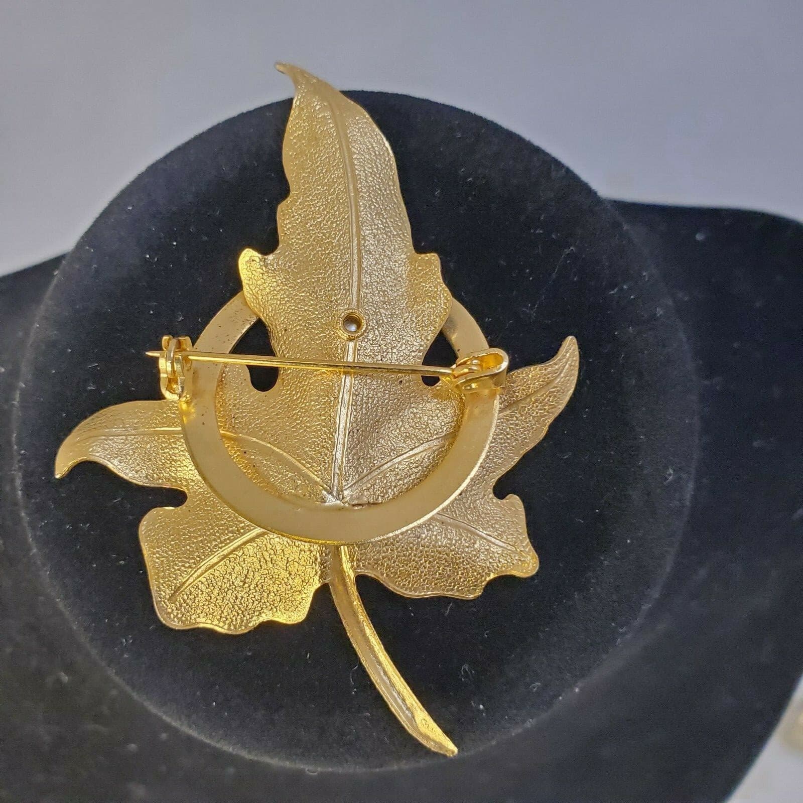 Vintage Unmarked Gold-tone Metal Leaf Faux Pearl Mary Jesus medal Brooch Pin - Thumbnail 5