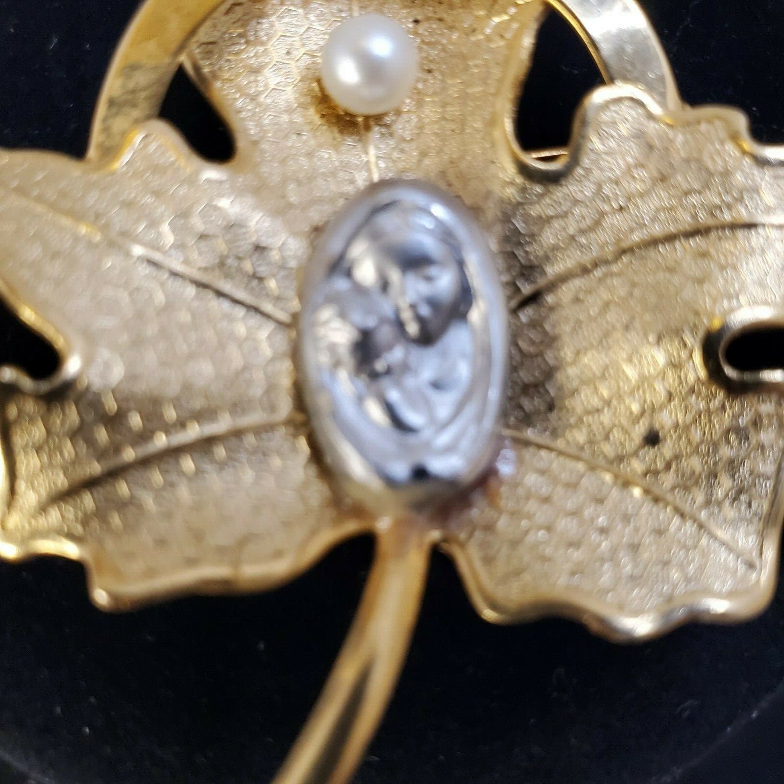 Vintage Unmarked Gold-tone Metal Leaf Faux Pearl Mary Jesus medal Brooch Pin - Thumbnail 3
