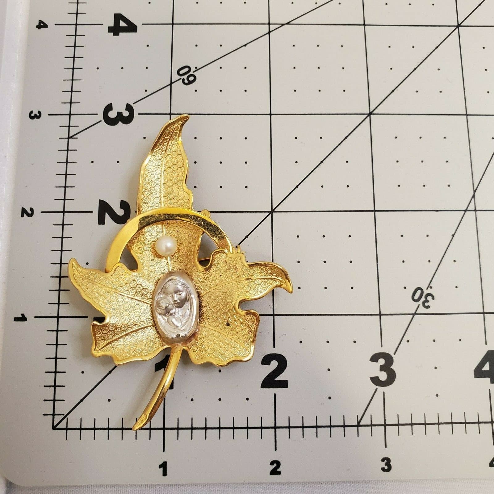 Vintage Unmarked Gold-tone Metal Leaf Faux Pearl Mary Jesus medal Brooch Pin - Thumbnail 7