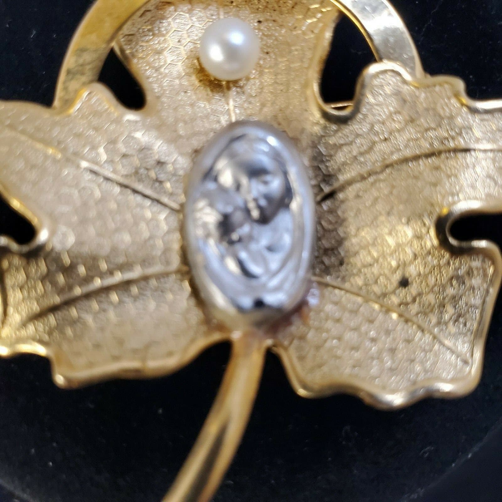 Vintage Unmarked Gold-tone Metal Leaf Faux Pearl Mary Jesus medal Brooch Pin - Thumbnail 4
