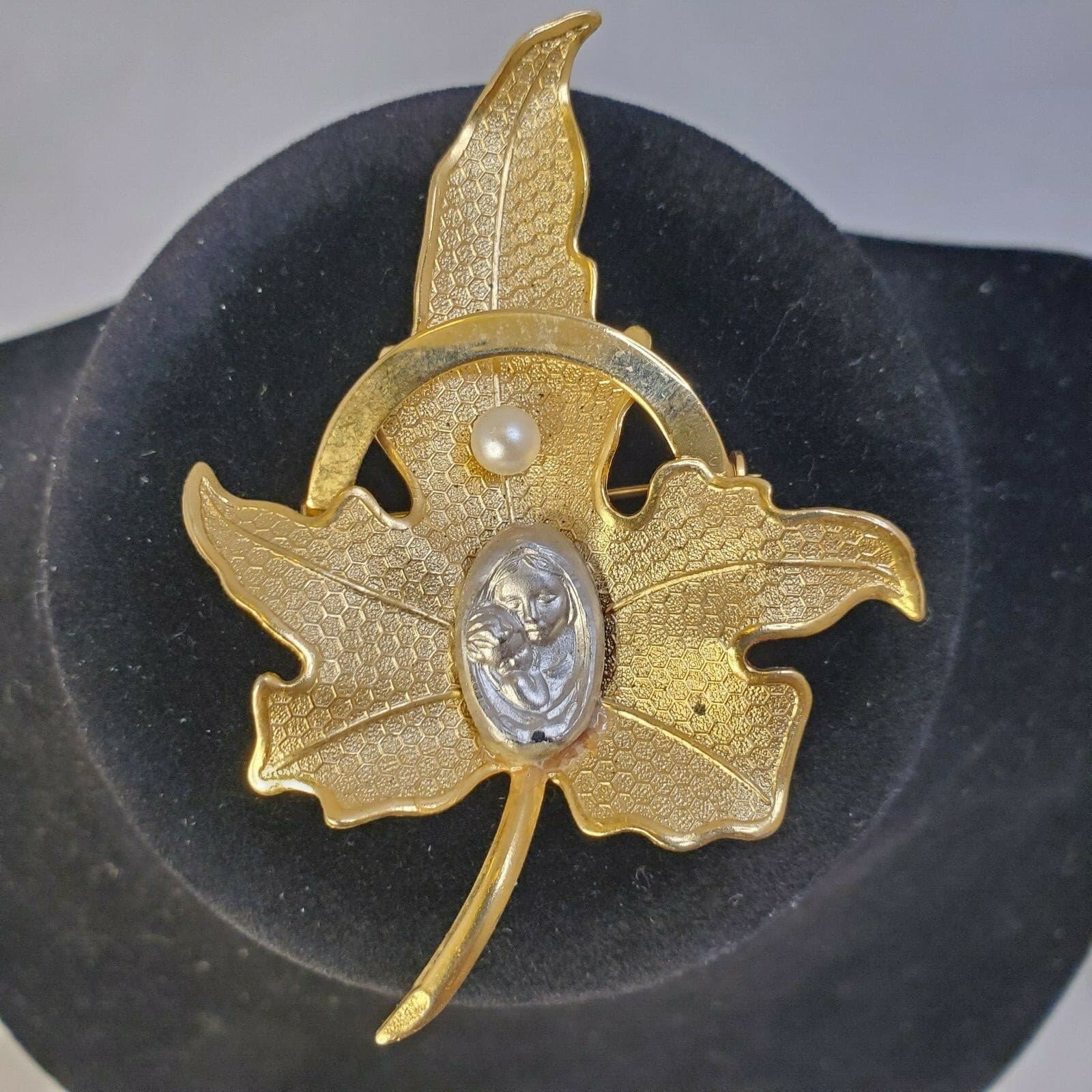 Vintage Unmarked Gold-tone Metal Leaf Faux Pearl Mary Jesus medal Brooch Pin - Thumbnail 2