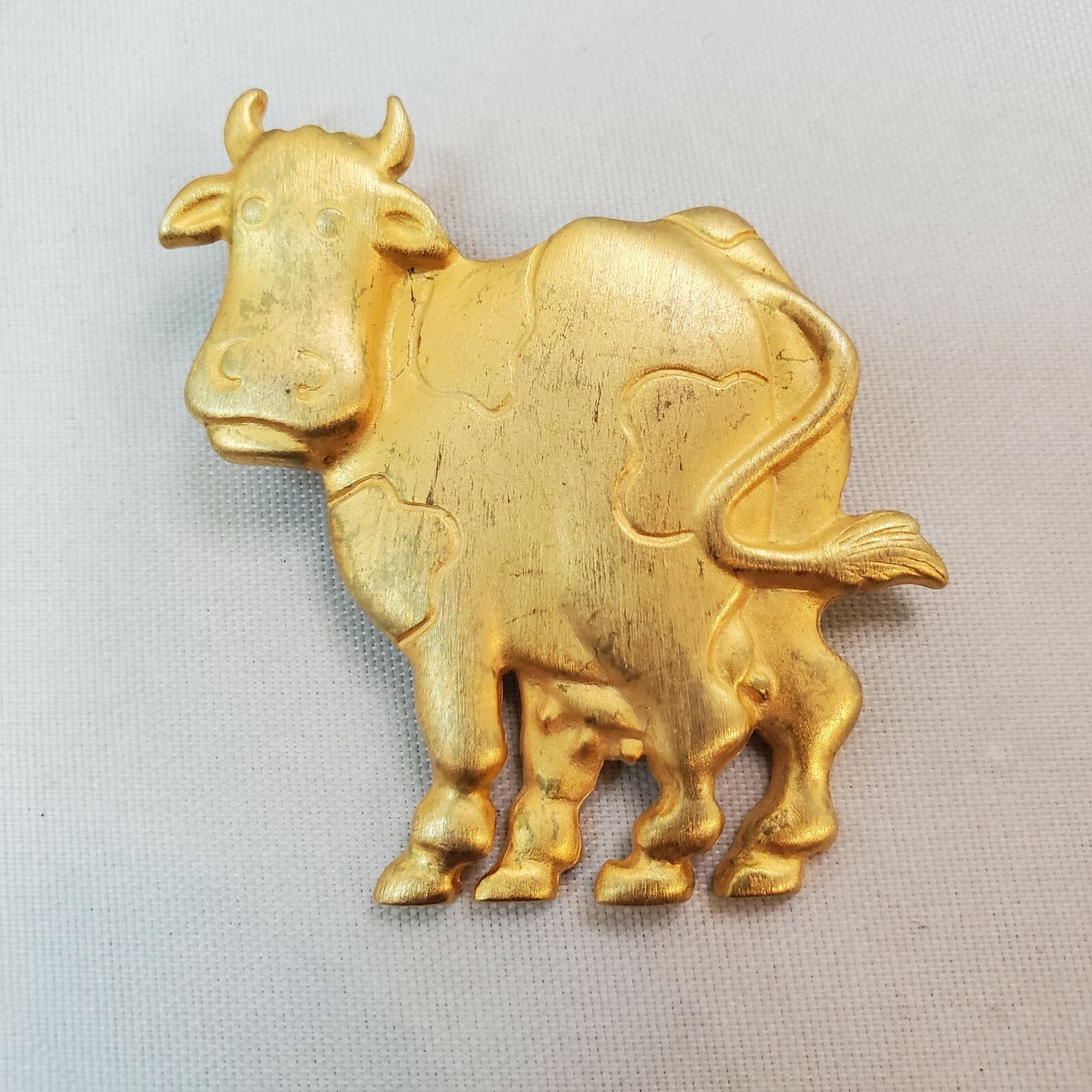 Vintage Signed JJ 1988 Holstein Cow Brooch Pin Brushed Matte Gold Tone