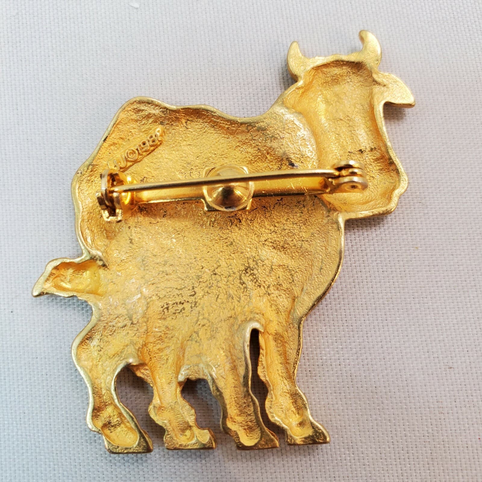Vintage Signed JJ 1988 Holstein Cow Brooch Pin Brushed Matte Gold Tone - Thumbnail 2